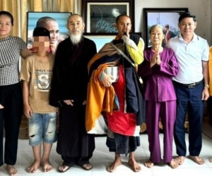 Ông Thích Minh Tuệ về thăm nhà sau 6 năm, nhưng khất thực ở hàng xóm