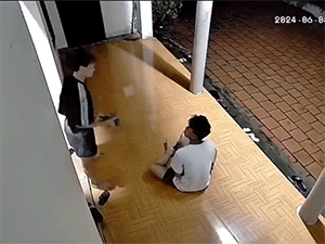 Đang cùng mẹ và cậu chơi ngoài sân ngắm trời mưa, bé trai 'ngỡ ngàng' với hành động của hai người sau đó
