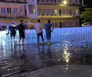 Show Hương Tràm lại gặp kiếp nạn với mưa: Sân khấu ngập nước, khán giả vừa ngâm chân vừa nghe hát!