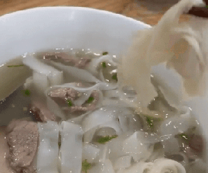 Cô gái hoảng hốt phát hiện bát phở kèm 'topping' giấy ăn tại quán phở có tiếng ở Hà Nội, nhiều khách quen xúm vào 'kể tội'
