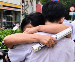 Học trò TPHCM bật khóc vì đề thi Toán lớp 10 do học vẹt?