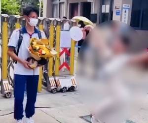 Vừa bước ra khỏi trường thi, nam sinh ngại đỏ mặt vì cách chúc mừng 'kỳ quặc' của mẹ, nhiều người cũng lắc đầu ngao ngán