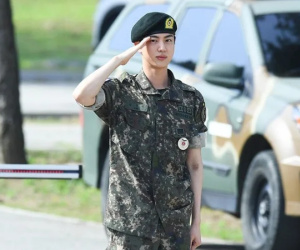Jin (BTS) chính thức xuất ngũ, được đồng đội chào đón bằng tiết mục đặc biệt