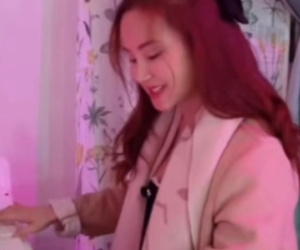 Vy Oanh đăng clip để lộ nhẫn kim cương cỡ 'khủng'