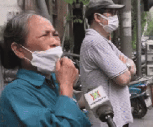 Người phụ nữ ấm ức bật khóc vì xếp hàng suốt 4 ngày liền mà không mua được vàng: 'Mệt rồi, mệt lắm rồi!'