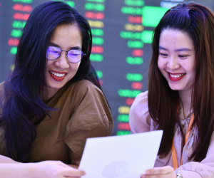 VN-Index vượt 1.300 điểm sau 2 năm, triển vọng phía trước ra sao?