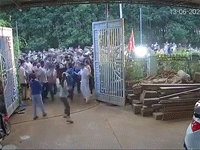 Clip hàng trăm người dân đi theo khi ông Thích Minh Tuệ khất thực ở nhà dân sáng nay