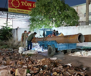 Bị xe ba gác chở ống sắt nặng cán qua người, nam điều dưỡng tử vong