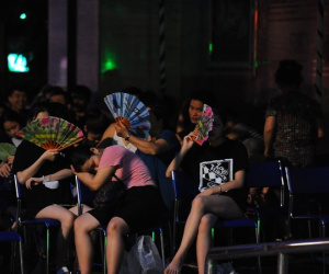 Khổ như đi mua vàng những ngày này: Xếp hàng xuyên ngày đêm, vạ vật trên bãi cỏ, ngả lưng ngay vỉa hè