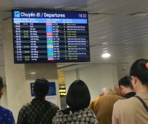 Hàng loạt chuyến bay bị delay trong ngày TP.HCM xuất hiện mưa đá: 'Ra sân bay từ 2h trưa đến 8h tối vẫn chưa bay được'
