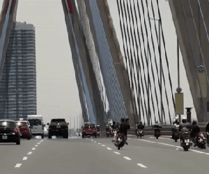 2 xe máy đánh võng như 'rang lạc' trên cầu Nhật Tân gây bức xúc