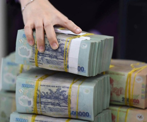Tranh cãi chuyện tạm hoãn xuất cảnh vì nợ thuế chưa tới 1 triệu đồng