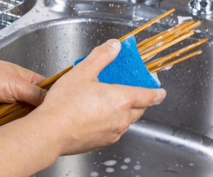 Dùng đũa kiểu này gắp thức ăn thì ngang 'đổ thuốc độc' vào miệng, nguy cơ tạo aflatoxin gây ung thư gan cực cao