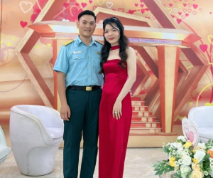Lần đầu gặp bạn gái, anh bộ đội dẫn theo cả mẹ và bà ngoại, 8/3 mua hoa cúng tặng nàng