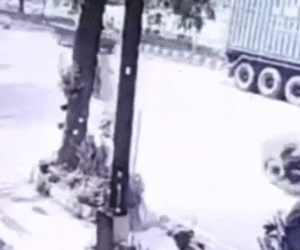Clip: Ô tô bất ngờ lao thẳng vào đuôi xe container đang dừng đỗ