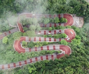 Choáng ngợp cung đường 13 khúc cua tựa 'rắn cạp nong' ôm núi