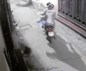 Điều tra nhóm bịt mặt liên tục tạt chất bẩn vào nhà dân ở quận Long Biên, Hà Nội