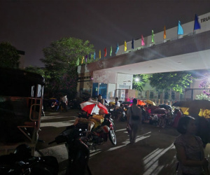 Loạt trường cấp 1 nóng nhất các mùa tuyển sinh ở Hà Nội và TP.HCM: Cả nhà chia ca ngồi ở cổng trường, chờ 16 tiếng để nộp hồ sơ!