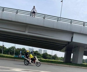 Hà Nội: Một người đàn ông lên cầu vượt, vẫy tay rồi nhảy xuống đường tử vong tại chỗ
