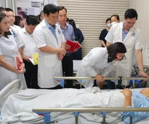 Lãnh đạo thành phố thăm hỏi nạn nhân trong vụ cháy tại phố Định Công Hạ