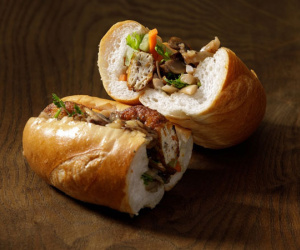 Ăn bánh mì ở Hà Nội và nói 'không đặc biệt', khách Tây bị phản ứng dữ dội