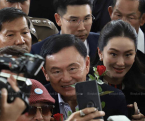 Cựu Thủ tướng Thái Lan Thaksin đóng tiền để được tại ngoại
