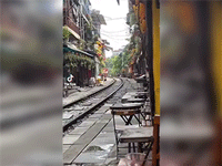 Người đàn ông kịp thời cản cô gái định 'sống ảo' trên đường tàu, dân mạng ngán ngẩm: 'Đừng đá đổ chén cơm của người khác'