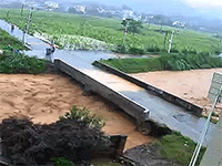 Thót tim tình huống người dân thoát hiểm trong gang tấc khi đi qua cây cầu bị lũ đánh sập