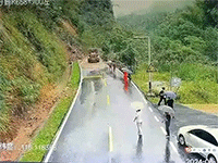 Người dân hoảng sợ chạy trốn khi thấy sườn núi sụp đổ