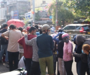 Hàng trăm người xếp hàng trước trụ sở Công ty SJC để lấy số, chờ mua vàng
