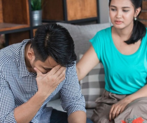 Chồng quên chiếc áo trong cốp xe, sự thật khiến vợ khóc nghẹn