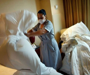 Du khách phát hiện mùi lạ ở phòng khách sạn, nguyên nhân từ túi nilon trong tủ lạnh: 'Tôi đã rất choáng'