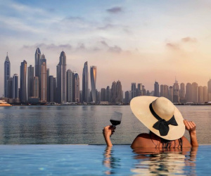 Tránh nóng đỉnh điểm kiểu nhà giàu: Người dân Dubai đổ xô đi du thuyền, thuê khách sạn xa xỉ ở cho mát