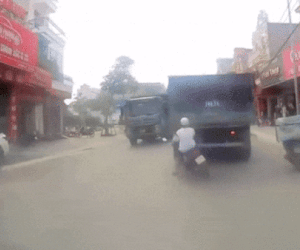 Clip: Va chạm với xe ben, nam thanh niên bị tông văng xuống đường