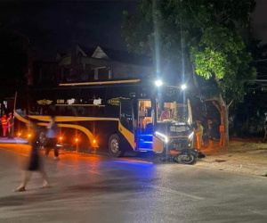 Xe máy đối đầu ô tô khách trong đêm, 2 thanh niên tử vong