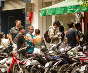 Quán bánh mì Việt khiến khách Tây, ta chen chân xếp hàng, 'đông bất chấp'