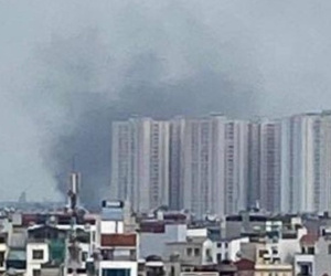 Khói đen bốc cao hàng chục mét sau vụ nổ bình gas mini ở Hà Nội, chưa rõ thương vong