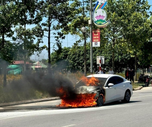 Xế hộp bất ngờ bốc cháy dữ dội khi đang di chuyển trên đường