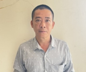 Dùng nồi nước lẩu đang sôi để 'trút giận'