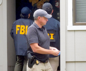 FBI khám nhà 'Vua rác' David Dương và Thị trưởng Oakland
