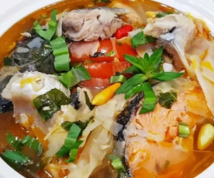 Cách nấu lẩu cá hồi chua cay ngon ngọt, tẩm bổ cho cả nhà