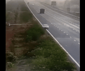 Clip: Ô tô mất lái lao ra khỏi đường cao tốc rồi lộn nhiều vòng