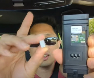Người mua Toyota phát hiện thiết bị theo dõi GPS do đại lý cài lén trong xe