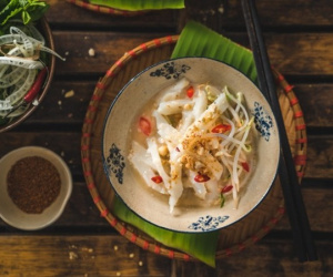 Bánh đúc thái sợi chan canh ở Hà Nội, khách ăn vèo 2 bát giải nhiệt ngày hè