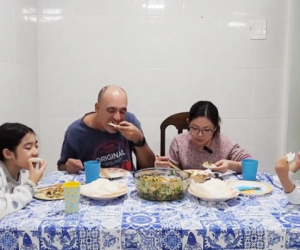 Chồng Brazil bĩu môi khi thấy vợ Việt chặt cây chuối về nấu, vừa nếm thử liền đưa ra nhận xét hết hồn