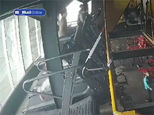 Trượt khỏi máy chạy bộ tại phòng gym, cô gái ngã ngửa từ tầng 3 xuống đất tử vong