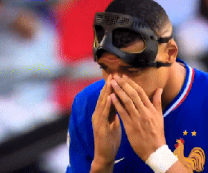 Mbappe bị tố lăng mạ Lewandowski ngay trên sân