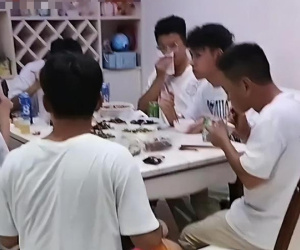 Con gái kéo cả đoàn 'bạn trai' về nhà ăn cơm, bà mẹ tá hỏa nhờ dân mạng chỉ điểm 'con rể tương lai'