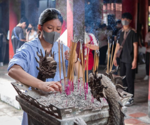 Sĩ tử 'đội mưa' vượt hơn 50km đến Văn Miếu - Quốc Tử Giám cầu may mắn trước kỳ thi tốt nghiệp THPT 2024