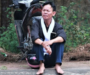 Hình ảnh người cha mặc áo đen, choàng khăn trắng đưa con đi thi tốt nghiệp gây xúc động